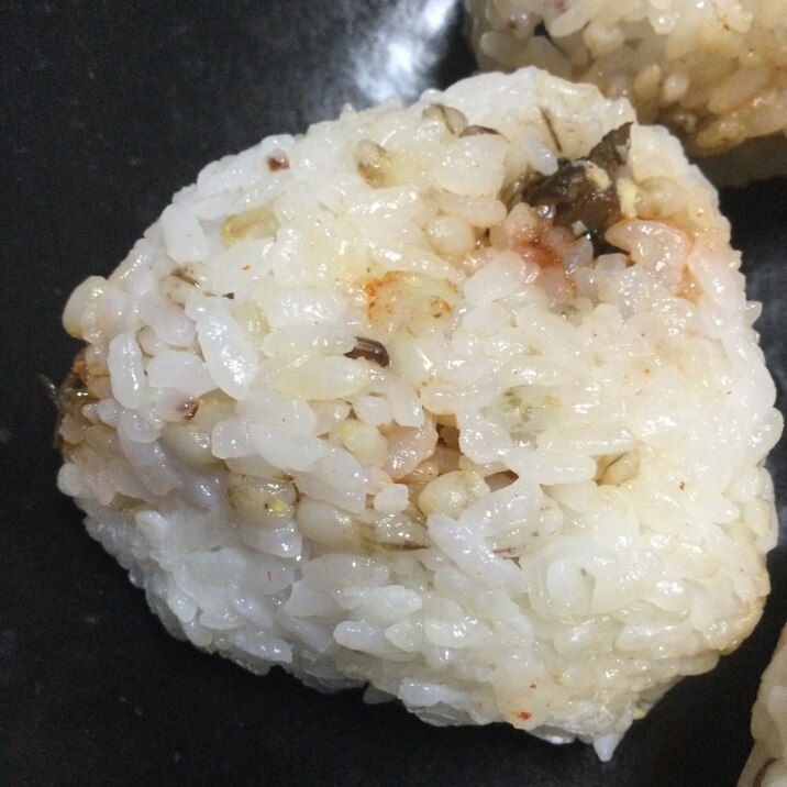 ピリ辛めかぶと花カツオでおにぎり